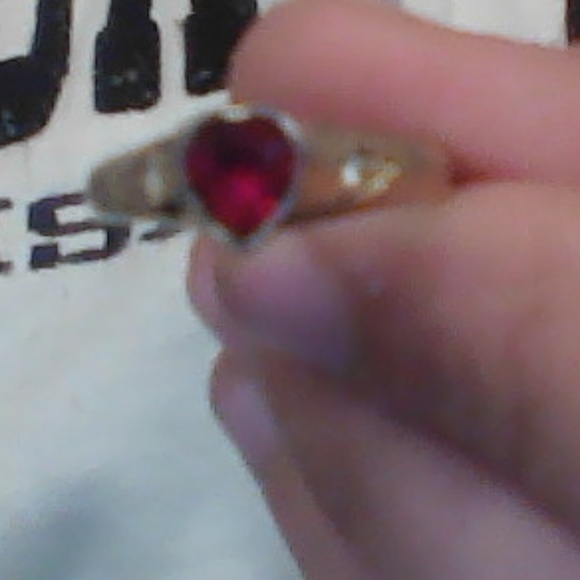 red ruby heart ring - Picture 1 of 3